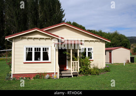 Ripristinata la Nuova Zelanda i lavoratori del settore ferroviario cottage a Reefton, nella costa occidentale della Nuova Zelanda. Il cottage è stato trasferito nella sede attuale e ripristinato. Foto Stock