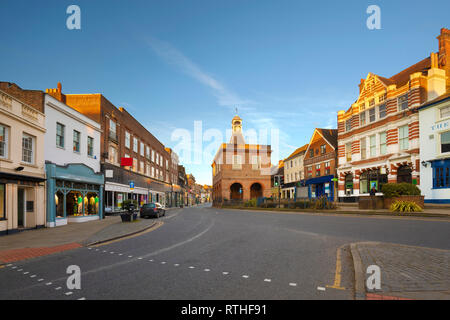 Reigate High Street e il Municipio della Città Vecchia di sunrise, Reigate, Surrey, England, Regno Unito, Europa Foto Stock