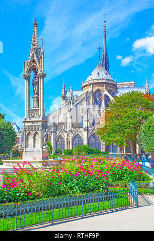 Giardino e parte posteriore della cattedrale di Notre Dame de Paris sulla giornata di sole, Francia Foto Stock