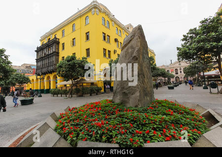 Lima Peru, Giugno 2018: Wanka in granodiorite, Andina pietra basale, omaggio della città di Lima a Taulichusco el viejo, l'ultimo dei suoi governanti nativo. Foto Stock