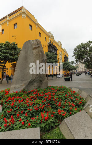 Lima Peru, Giugno 2018: Wanka in granodiorite, Andina pietra basale, omaggio della città di Lima a Taulichusco el viejo, l'ultimo dei suoi governanti nativo. Foto Stock