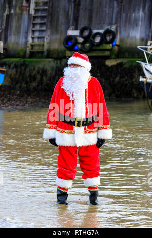 Uomo vestito da Babbo Natale con bianca lunga barba finta, stando in mare  sulla spiaggia a Broadstairs durante l annuale il giorno di Anno Nuovo dip  Foto stock - Alamy