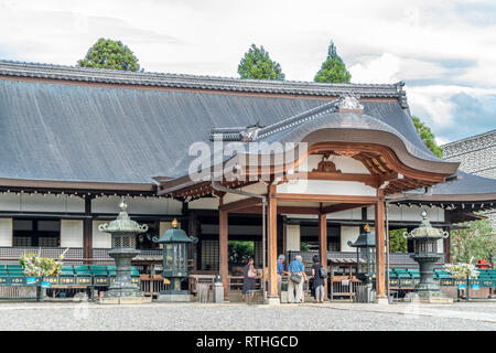 Kyoto, Giappone - 22 Agosto 2017 : persone in preghiera a Meicho-fare Hall di Otani mausoleo. Situato a Kyoto, Giappone Foto Stock