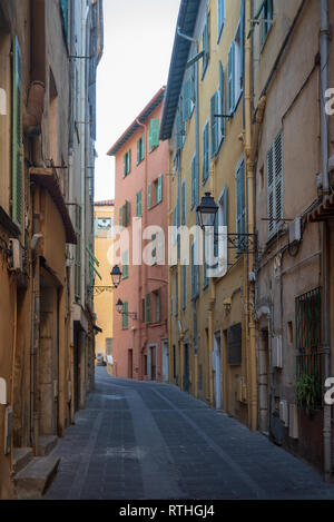 Strada stretta a Mentone città vecchia, Costa Azzurra Foto Stock