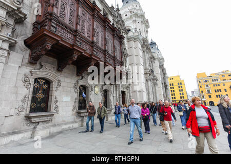 Lima Peru, Giugno 2018: un gruppo di turisti a piedi ai piedi dei balconi di legno scolpito della cattedrale in Plaza de Armas della città di Lima, Foto Stock