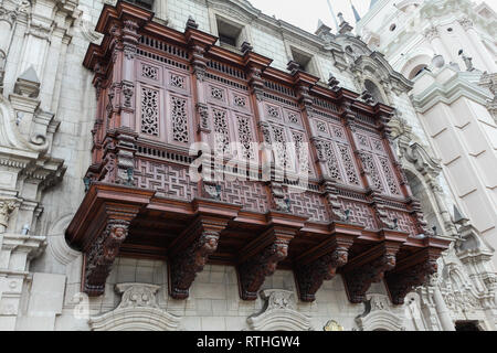 Balconi di legno scolpito della cattedrale in Plaza de Armas della città di Lima, Perù Foto Stock