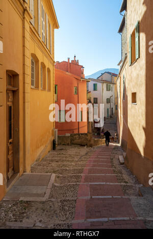 Strada stretta a Mentone città vecchia, Costa Azzurra Foto Stock