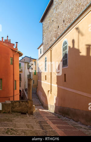 Strada stretta a Mentone città vecchia, Costa Azzurra Foto Stock