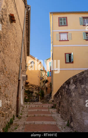 Strada stretta a Mentone città vecchia, Costa Azzurra Foto Stock