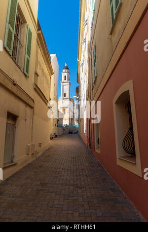 Strada stretta a Mentone città vecchia, Costa Azzurra Foto Stock