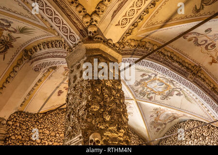 La cappella delle ossa fa parte della Chiesa reale di San Francesco a Evora Foto Stock