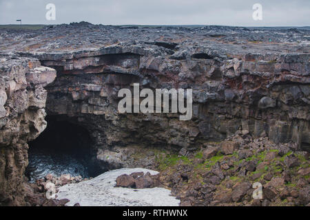 Islanda ingresso Surtshellir è una grotta di lava a stagione estiva Foto Stock