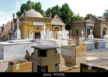 Il Cairo, Egitto - 01 Marzo 2010: Tombe mausoleo al cimitero cimitero copto del Cairo in Egitto. Foto Stock