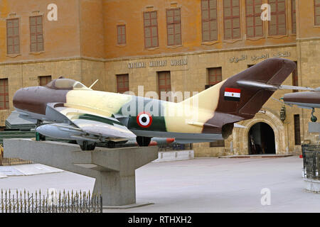 Il Cairo, Egitto - 24 Febbraio 2010: il vecchio combattente di velivoli a getto a livello nazionale il museo militare del Cairo in Egitto. Foto Stock