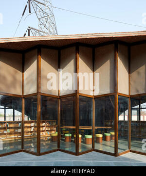 Vista laterale del telaio della finestra. Maya Somaiya biblioteca, Kopargaon/Maharashtra, India. Architetto: Sameep Padora e soci (SP+A), 2018. Foto Stock