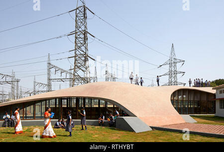 Parco giochi vista laterale con gli studenti in pausa. Maya Somaiya biblioteca, Kopargaon/Maharashtra, India. Architetto: Sameep Padora e soci (SP+A), 2018. Foto Stock