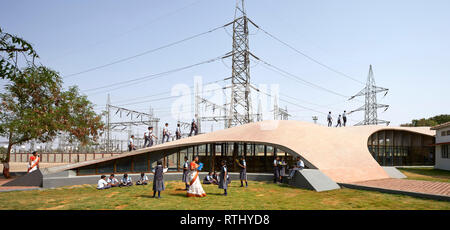 Parco giochi vista laterale con gli studenti in pausa. Maya Somaiya biblioteca, Kopargaon/Maharashtra, India. Architetto: Sameep Padora e soci (SP+A), 2018. Foto Stock