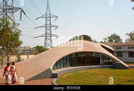 Parco giochi vista laterale con gli insegnanti. Maya Somaiya biblioteca, Kopargaon/Maharashtra, India. Architetto: Sameep Padora e soci (SP+A), 2018. Foto Stock