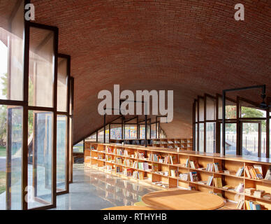 Nel complesso vista interna. Maya Somaiya biblioteca, Kopargaon/Maharashtra, India. Architetto: Sameep Padora e soci (SP+A), 2018. Foto Stock