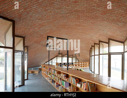 Nel complesso vista interna. Maya Somaiya biblioteca, Kopargaon/Maharashtra, India. Architetto: Sameep Padora e soci (SP+A), 2018. Foto Stock