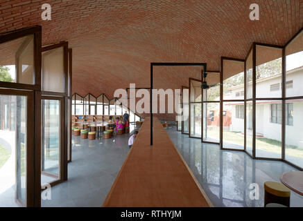 Nel complesso vista interna. Maya Somaiya biblioteca, Kopargaon/Maharashtra, India. Architetto: Sameep Padora e soci (SP+A), 2018. Foto Stock