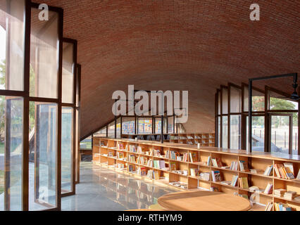 Vista interna con tardo pomeriggio sun. Maya Somaiya biblioteca, Kopargaon/Maharashtra, India. Architetto: Sameep Padora e soci (SP+A), 2018. Foto Stock