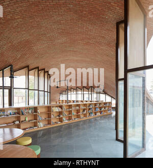 Nel complesso vista interna. Maya Somaiya biblioteca, Kopargaon/Maharashtra, India. Architetto: Sameep Padora e soci (SP+A), 2018. Foto Stock