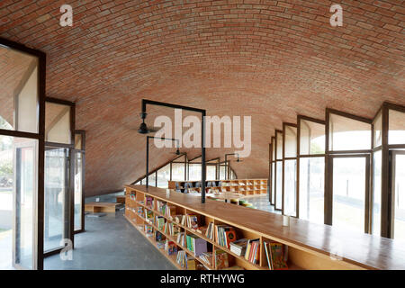 Nel complesso vista interna. Maya Somaiya biblioteca, Kopargaon/Maharashtra, India. Architetto: Sameep Padora e soci (SP+A), 2018. Foto Stock