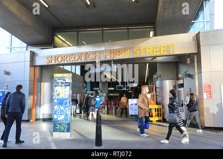 Shoreditch High Street overground stazione ferroviaria su Bethnal Green Road, nella zona est di Londra, Regno Unito Foto Stock