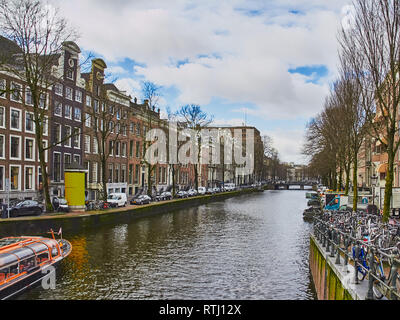 Amsterdam cityscapes con canali e i ciclisti nel mese di gennaio Foto Stock