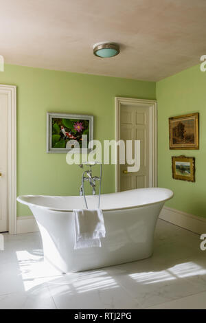 Le pareti del bagno dipinte di verde Verditer da poco Greene Foto Stock