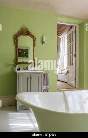 Le pareti del bagno dipinte di verde Verditer da poco Greene Foto Stock