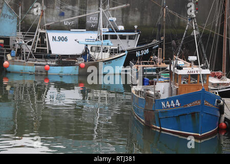 Si prega di NOTARE CHE LA LINGUA USATA IN GRAFFITI due Irlanda del Nord le navi registrate il ragazzo Giuseppe (sinistra) e Amicizia (destra) ormeggiati a Kilkeel Harbour in Co Down dove essi sono di solito basati dopo essere stata restituita seguendo il loro sequestro da parte della marina irlandese a Dundalk Bay in mezzo a un impasse in corso sul loro diritto di pescare nelle acque IrelandÕs. Foto Stock