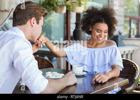 Uomo di baciare la sua ragazza mano durante la data Foto Stock