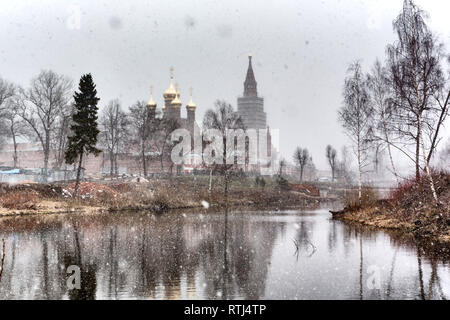 Nevicata, Chernigovsky skete, Sergiev Posad, Regione di Mosca, Russia Foto Stock