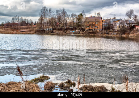 Il lago sotto il ghiaccio in inverno, Sofrino, Regione di Mosca, Russia Foto Stock