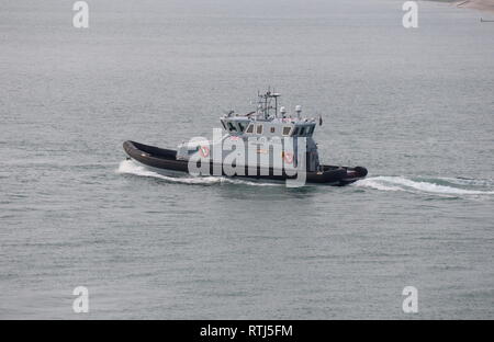 La Polizia di frontiera HMC taglierina HUNTER lasciando Portsmouth Porto di pattuglia. 1 Marzo 2019 Foto Stock