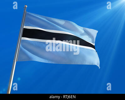 Il Botswana bandiera nazionale sventolando in pole contro profondo cielo blu sullo sfondo. Alta definizione Foto Stock