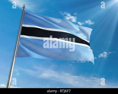 Il Botswana bandiera nazionale sventolando in pole contro sunny cielo blu sullo sfondo. Alta definizione Foto Stock