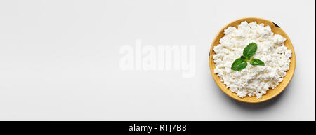 Ciotola di formaggio su sfondo bianco, vista dall'alto, copia dello spazio. Dieta ipocalorica concept Foto Stock