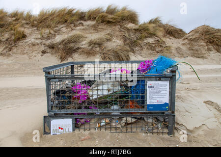 Nordseeinsel Langeoog, Ostfriesland, Niedersachsen, Strand, Strand Müll Box, hier können Strand Besucher Müll ablegen, den sie am Strand gefunden hab Foto Stock