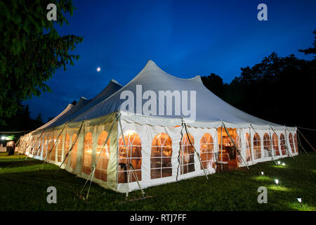 Un matrimonio tenda di notte con il cielo blu e la luna. Le pareti sono in basso e la tenda è impostato su un prato - nozze serie tenda Foto Stock