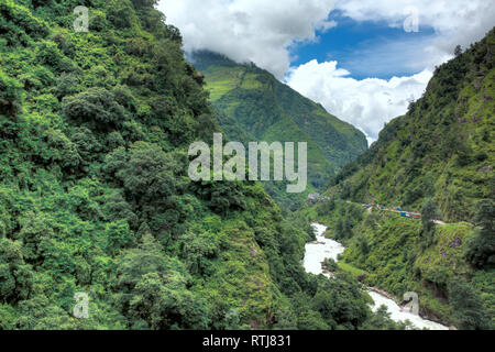 Bhote Kosi (Rongshar Tsangpo) river, cascata di montagna, Araniko autostrada, Valle di Kathmandu, Nepal Foto Stock