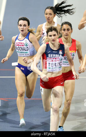 Gran Bretagna Sarah McDonald (sinistra) nel 1500m donne 3 di calore durante il giorno uno degli Europei Indoor di Atletica a Emirates Arena, Glasgow. Foto Stock