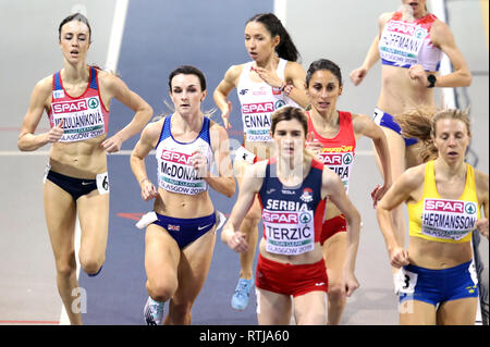 Gran Bretagna Sarah McDonald (seconda a sinistra) nel 1500m donne 3 di calore durante il giorno uno degli Europei Indoor di Atletica a Emirates Arena, Glasgow. Foto Stock