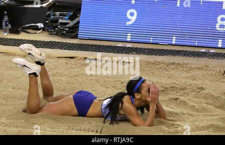 Gran Bretagna Katarina Johnson-Thomson reagisce dopo il suo ultimo salto nel pentathlon Donne Salto in lungo durante il giorno uno degli Europei Indoor di Atletica a Emirates Arena, Glasgow. Foto Stock