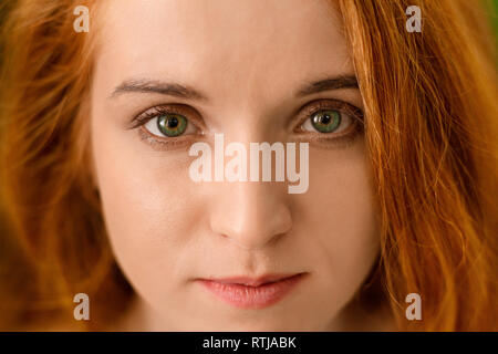Ritratto di giovane donna rosso con una pelle perfetta Foto Stock