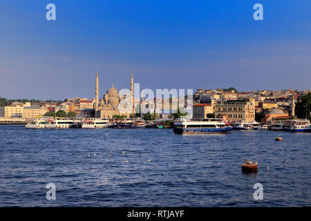 Vista delle rive del Golden Horn dal traghetto, sul Bosforo, Istanbul, Turchia Foto Stock