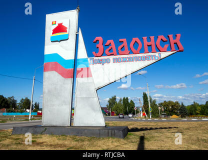 Zadonsk, Russia - Agosto 22, 2018: Stela con il nome della città all'entrata di Zadonsk, regione Lipetsk Foto Stock