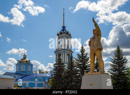 Zadonsk, Russia - Agosto 22, 2018: monumento V.I. Lenin vicino la chiesa dell'Assunzione Foto Stock